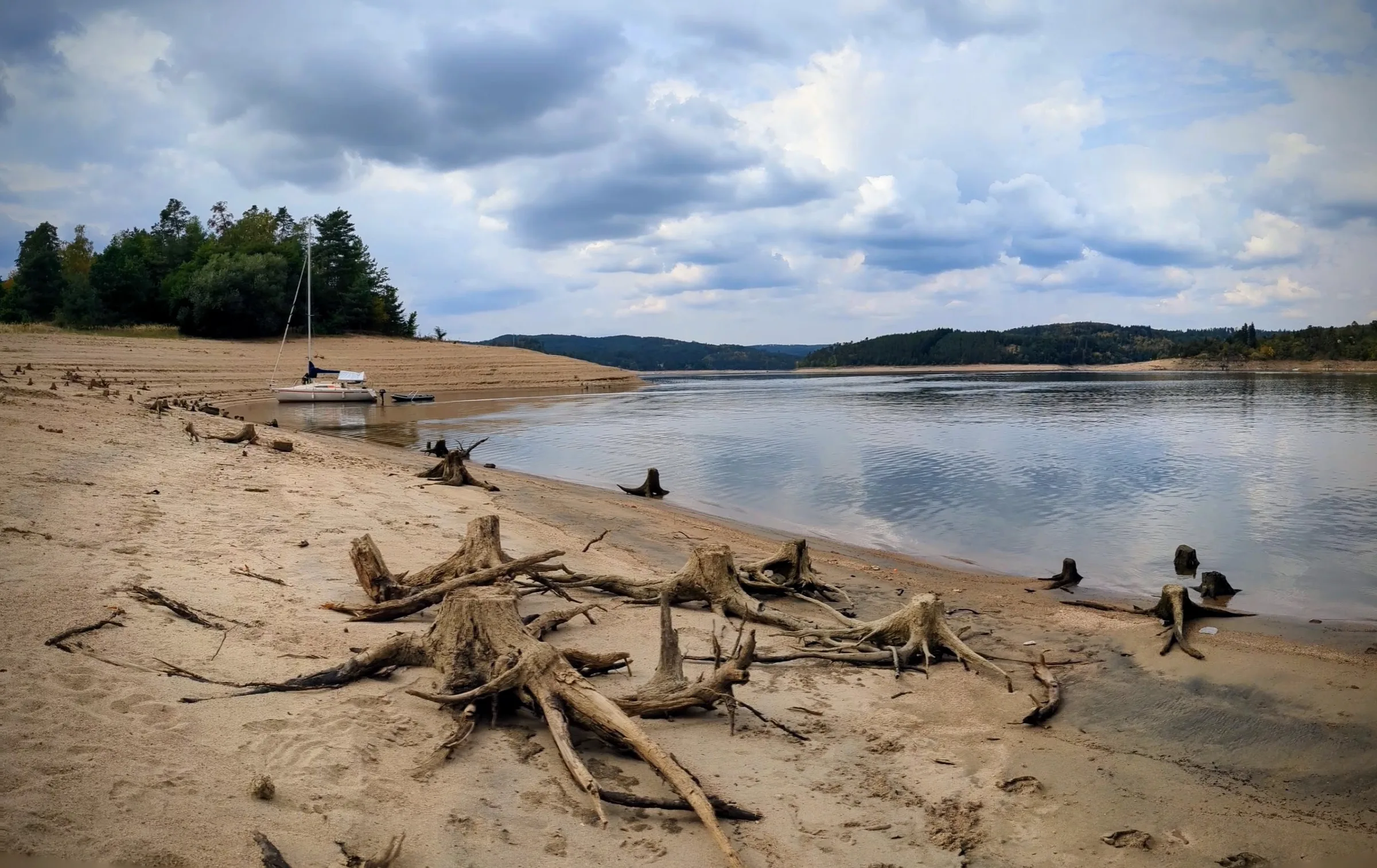 Panoramatický pohled na přehradu Orlík z paluby plachetnice