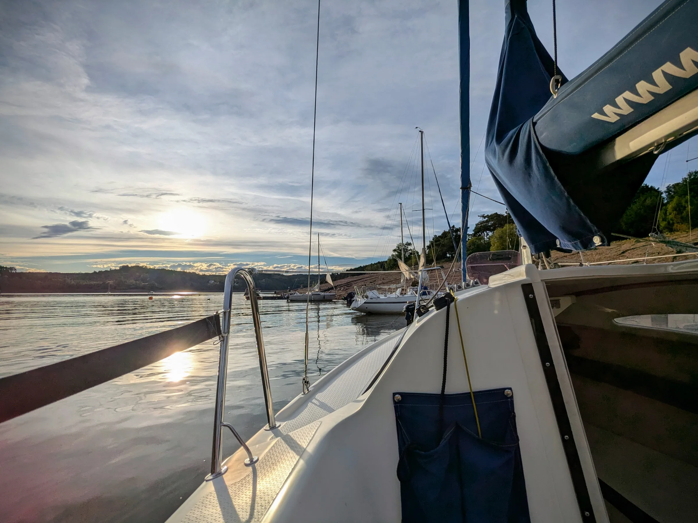 Pohled na plachetnici z druhé lodi na Orlíku